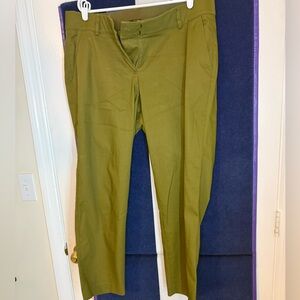 Lane Bryant
Like New
Olive Green Capris “The Lena”
Size 16